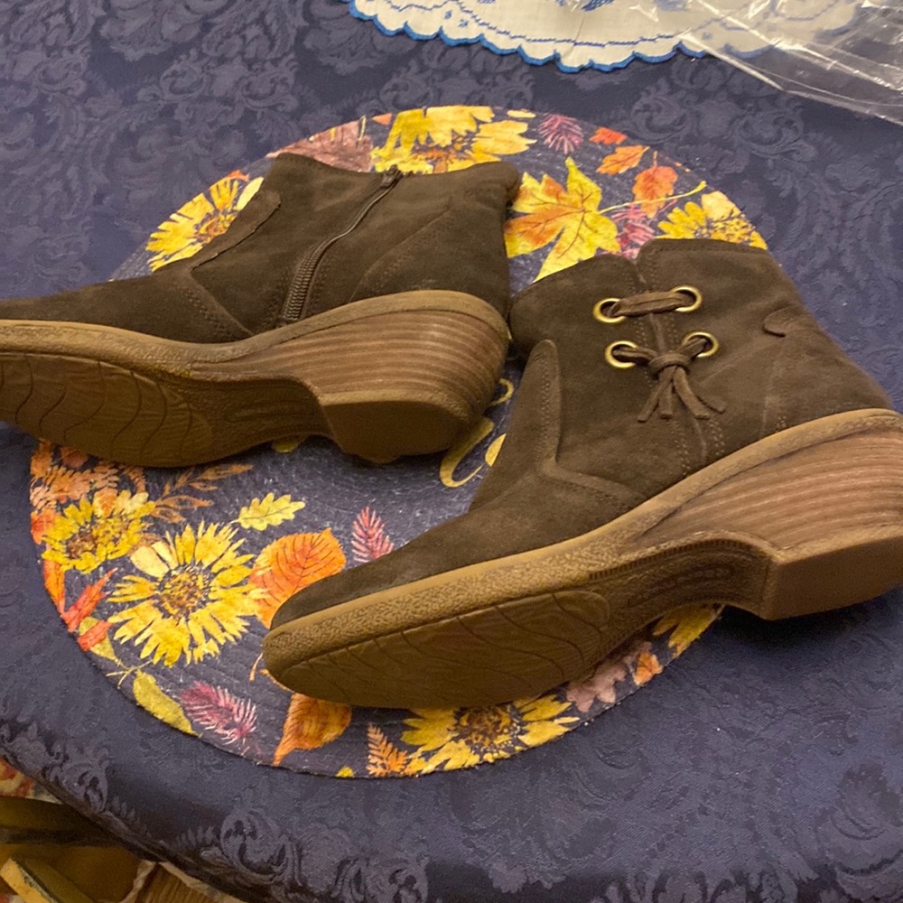 Bare Traps Sasha short brown suede lug boots.  Size 9M.  In EUC